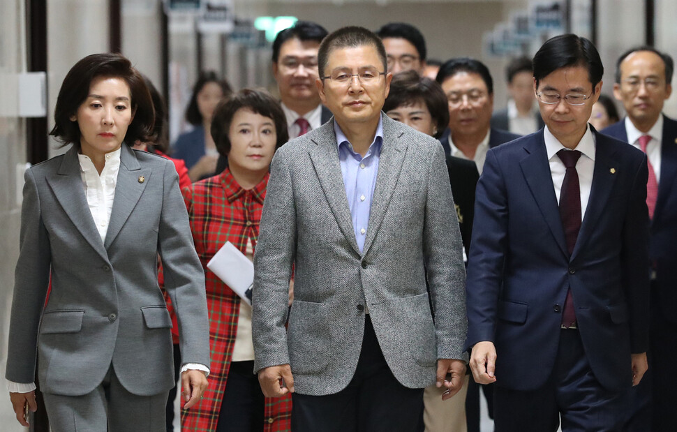 자유한국당 황교안 대표와 나경원 원내대표, 조경태 최고위원이 24일 오전 국회에서 열린 최고위원회의에 들어서고 있다. 연합뉴스