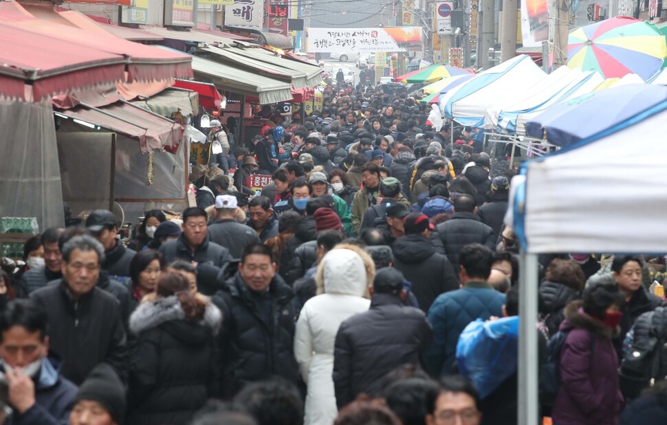 설연휴를 앞둔 19일 오전 경기도 성남 모란시장이 제수용품을 보러 나온 시민들로 북적이고 있다. 성남/백소아 기자