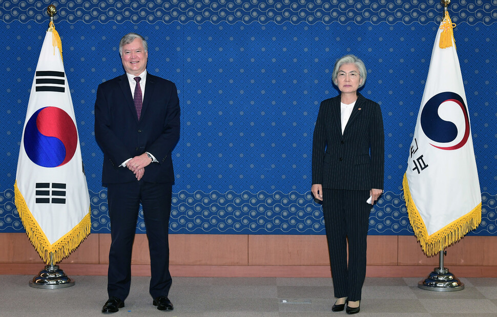 강경화 외교부 장관(오른쪽)과 스티븐 비건 미국 국무부 부장관 겸 대북특별대표가 8일 오전 서울 외교부 청사에서 기념사진을 찍고 있다. 사진공동취재단