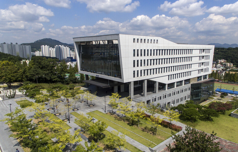 명지대학교는 2021학년도 수시모집에서 논술 및 적성고사 전형을 없애고 모든 수시 전형에 수능최저학력기준을 적용하지 않기로 했다. 사진은 명지대 창조예술관 모습. 명지대학교 제공