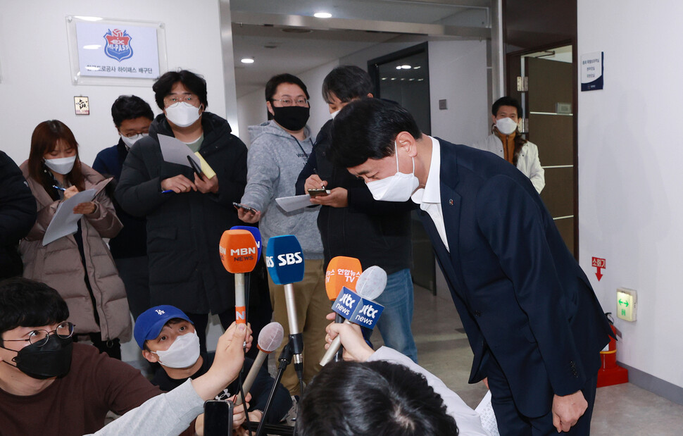 신무철 한국배구연맹(KOVO) 사무총장이 16일 오후 서울 마포구 한국배구연맹에서 학교폭력 근절을 위한 비상대책위원회 회의를 마친 뒤 결과 브리핑을 시작하며 인사하고 있다. 연합뉴스