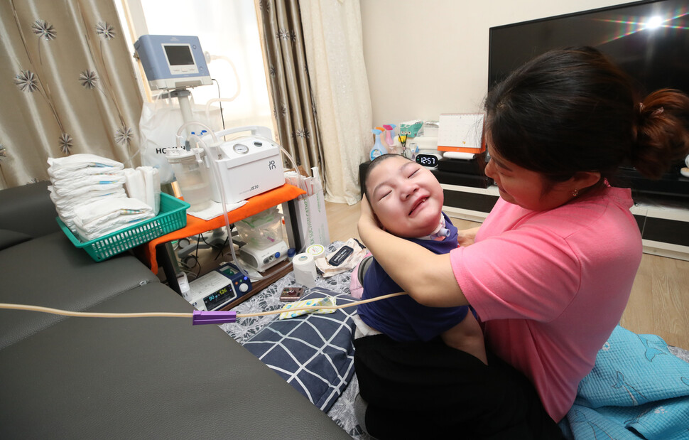 손예은씨가 3월31일 충북 진천 자택에서 아들을 안아주자 하늘이가 웃고 있다. 뇌병변 장애가 있는 하늘이는 3개월 전부터 웃기 시작했다. 손씨는 위루관 수술을 받은 뒤 특별영양식이 공급돼 기운이 좀 생긴 거 같다고 말했다. 진천/백소아 기자 thanks@hani.co.kr