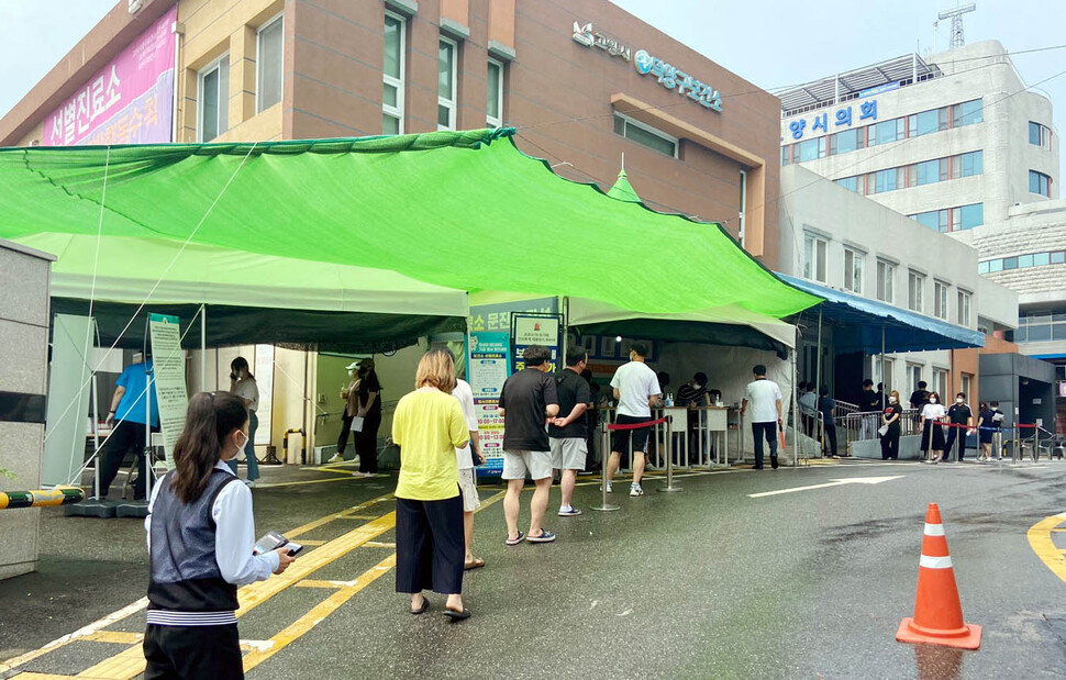 국내 신종 코로나바이러스 감염증(코로나19)이 수도권을 중심으로 무섭게 확산하는 가운데 10일 오후 경기 고양시 덕양구보건소에 코로나19 검사를 받기 위한 시민들의 줄이 이어지고 있다. 고양/연합뉴스