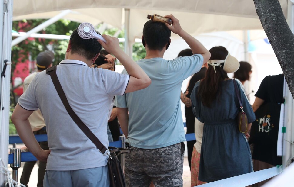 16일 오후 서울 마포구 홍익문화공원에 마련된 임시 선별검사소에서 시민들이 찜통 더위 속 검사를 받기 위해 줄을 서고 있다. 백소아 기자