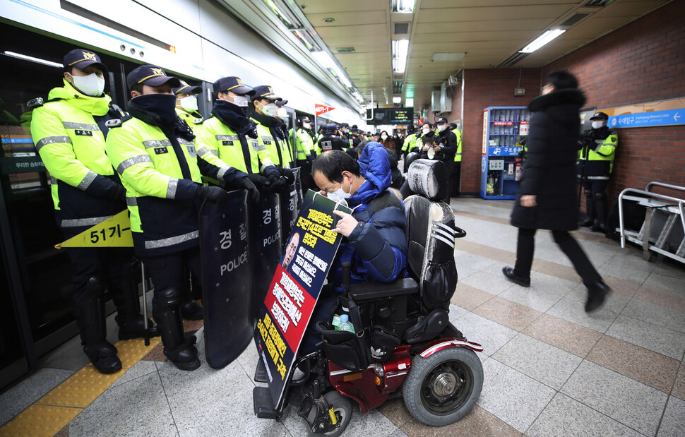 전국장애인차별철폐연대(전장연) 회원들이 2일 오전 서울지하철 4호선 삼각지역에서 지하철에 타려 하자 경찰이 막고 있다. 신소영 기자 viator@hani.co.kr