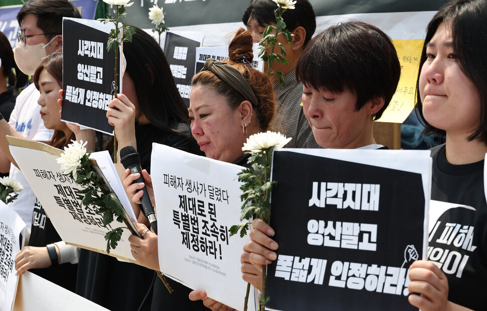 11일 오후 서울 여의도 국회 정문앞에 차려진 농성장 앞에서 전세사기 깡통전세 피해자들과 시민사회단체 회원들이 제대로 된 전세사기 특별법 마련을 위한 108배를 하기에 앞서 기자회견을 하고 있다. 윤운식 선임기자 yws@hani.co.kr