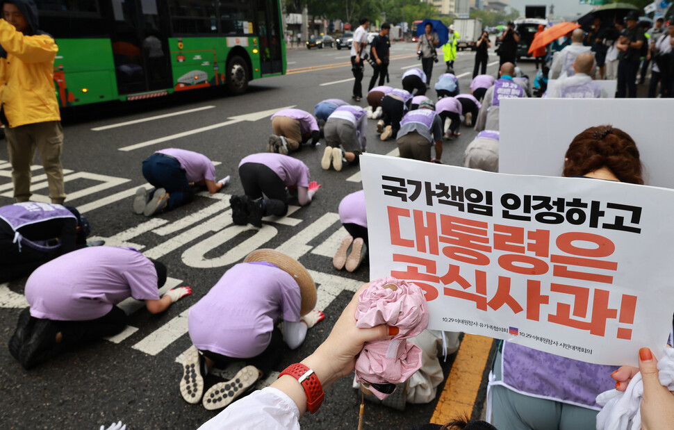 10·29 이태원 참사 발생 300일을 이틀 앞둔 22일 오전 서울 중구 서울광장 합동분향소에서 10.29 이태원 참사 유가족협의회, 10·29 이태원 참사 시민대책회의와 4대 종교단체 소속 종교인 등이 5호선 애오개역 방향으로 10·29 이태원 참사 특별법 제정을 촉구하고 희생자들을 추모하며 삼보일배를 하고 있다. 김혜윤 기자