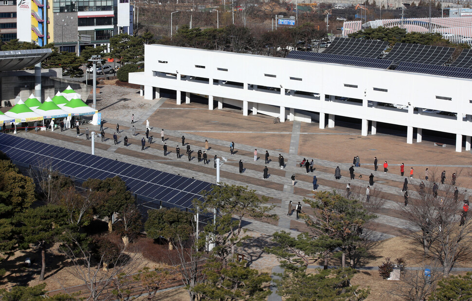 IM선교회에서 운영 중인 국제학교에서 무더기로 확진자가 나오며 코로나19 감염 규모가 다시 증가세에 있는 27일 오전 광주시청 광장에 마련된 신종 코로나바이러스 감염증(코로나19) 선별검사소에 시민들이 긴 줄을 서 대기하고 있다. 연합뉴스