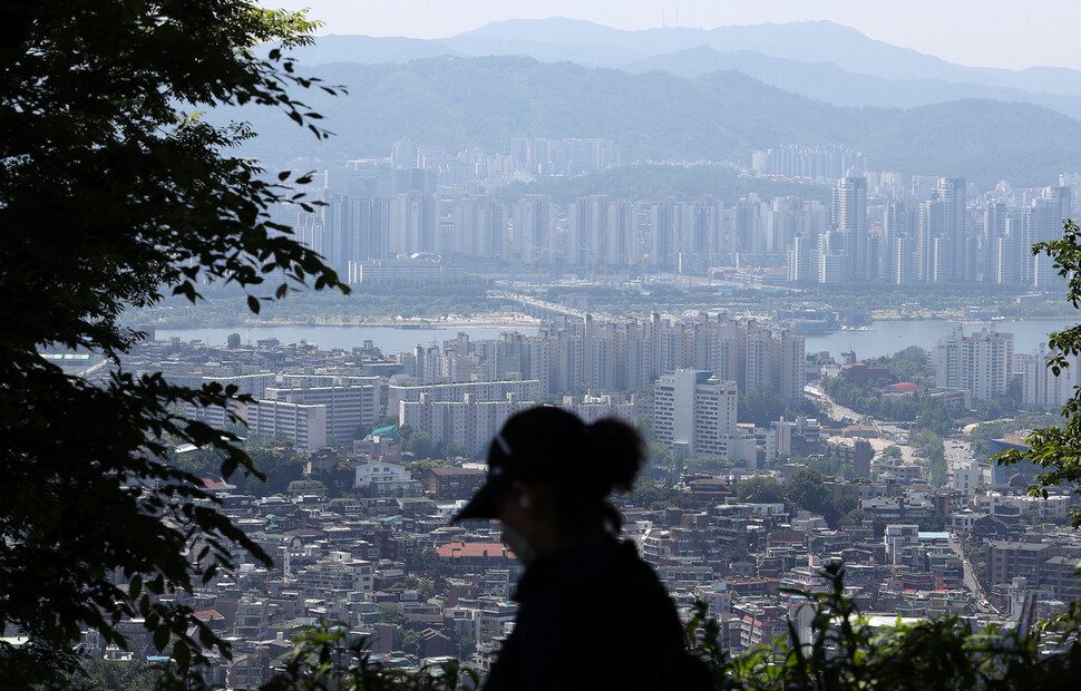 지난 2019년 한해 동안 상승한 주거용 부동산 가치는 그해 국내총생산(GDP)의 18%인 347조원에 이른다. 사진은 서울 남산에서 내려다 본 강남구 일대 아파트 단지. 연합뉴스