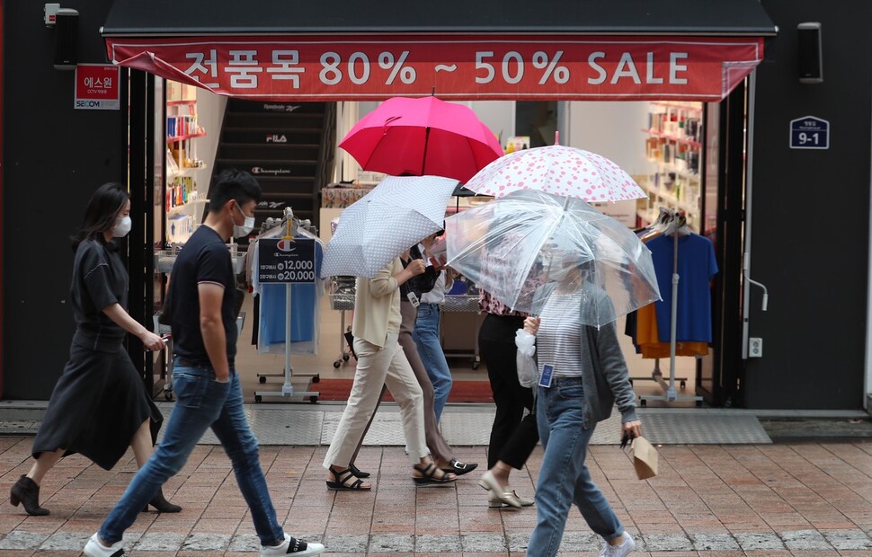 중부지방과 동해안을 중심으로 가을비가 내린 6일 서울 중구 명동 거리에서 큰 폭 세일에 들어간 상점 앞으로 시민들이 오가고 있다. 강창광 기자