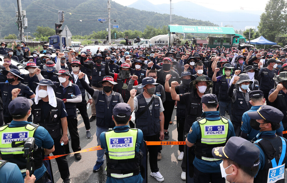 강원도 홍천군 하이트진로 강원공장 입구에서 4일 민주노총 공공운수노조 화물연대가 농성하고 있다. 연합