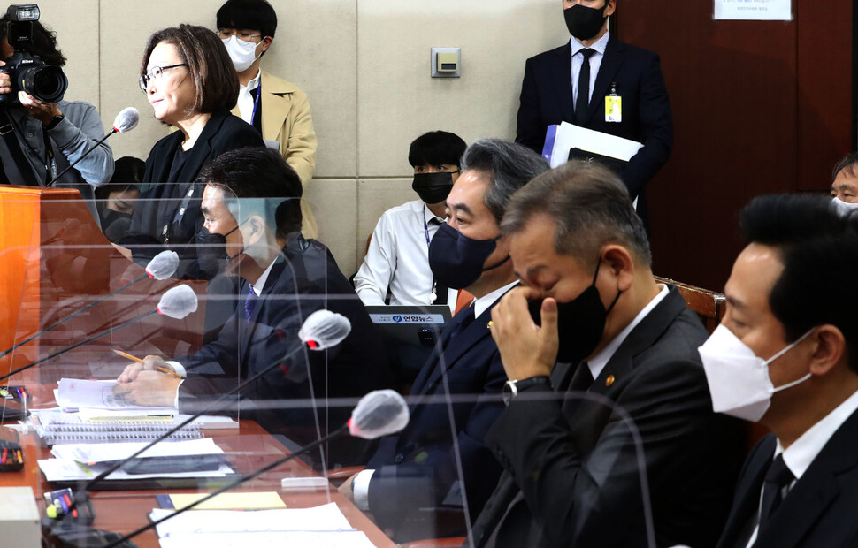 ‘이태원 참사’와 관련 국회 행정안전위원회 긴급 현안질의가 7일 오후 서울 여의도 국회에서 열려 박희영 용산구청장(맨 왼쪽)이 의원들의 질문에 답하는 동안 이상민 행정안전부 장관(오른쪽 둘째)가 눈가를 만지고 있다. 왼쪽부터 박 구청장, 남화영 소방청장 직무대리, 윤희근 경찰청장, 이 장관, 오세훈 서울시장. 강창광 선임기자 chang@hani.co.kr