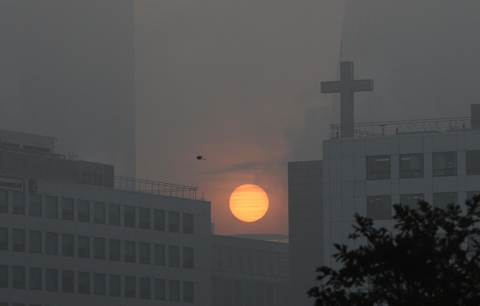 추위가 물러가고 서울 등 수도권을 중심으로 미세먼지 농도가 ‘나쁨’ 수준을 보인 1일 오전 서울 여의도 일대 고층 건물이 미세먼지로 아득하게 보이고 있다. 김봉규 선임기자 bong9@hani.co.kr