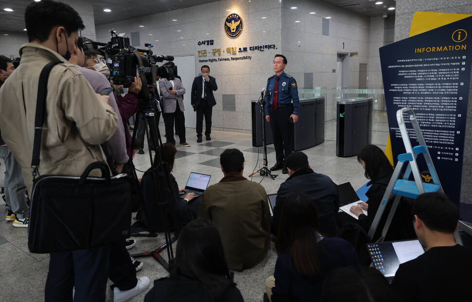 김광호 서울경찰청장이 마약 음료 사건 수사 상황을 점검하기 위해 7일 오후 서울 마포구 서울경찰청 마약범죄수사대를 방문해 취재진의 질문에 답하고 있다. 김 청장은 “검찰과 공조해 마약을 뿌리 뽑을 수 있도록 하겠다”고 밝혔다. 백소아 기자 thanks@hani.co.kr