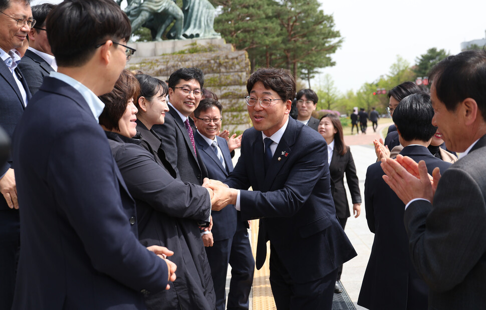 강성희 의원이 기자회견을 마친 뒤 당원들과 인사하고 있다. 강창광 선임기자