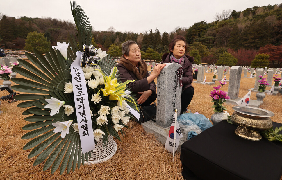 12·12 군사반란 당시 전두환 신군부 반란군과 전투하다 전사한 정선엽 병장의 누나인 정정자(왼쪽)씨와 정영임씨가 12일 오전 서울 동작구 국립서울현충원에서 정 병장의 묘역에서 참배를 마친 후 생각에 잠겨있다. 신소영 기자 viator@hani.co.kr