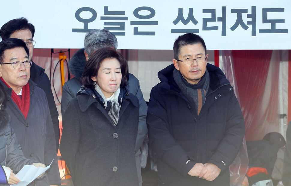 굳은 표정의 황교안 나경원 (서울=연합뉴스) 진성철 기자 = 단식투쟁을 했던 자유한국당 황교안 대표, 나경원 원내대표가 2일 청와대 사랑채 인근 투쟁천막 앞에서 열린 최고위원회의에서 굳은 표정을 짓고 있다. 2019.12.2 zjin@yna.co.kr/2019-12-02 11:54:31/ <저작권자 ⓒ 1980-2019 ㈜연합뉴스. 무단 전재 재배포 금지.>