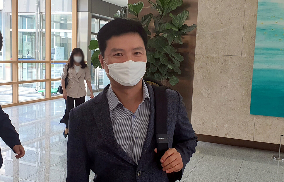 19일 오후 김태우 전 검찰 수사관이 수원지방법원에 출석하면서 기자의 질문에 답하고 있다. 연합뉴스