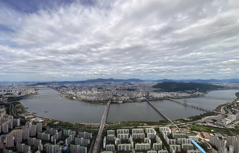 <b>장마철 서울 하늘</b><br>11일 송파구 롯데월드타워 서울 스카이전망대에서 바라본 서울 하늘에 구름이 가득하다. 연합뉴스 <b>장마철 서울 하늘</b><br>11일 송파구 롯데월드타워 서울 스카이전망대에서 바라본 서울 하늘에 구름이 가득하다. 연합뉴스