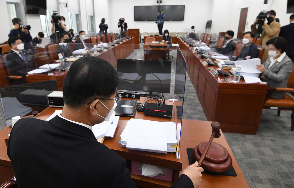 조재연 고위공직자범죄수사처(공수처)장 후보 추천위원장이 18일 오후 서울 여의도 국회에서 열린 공수처장후보자추천위원회 3차 회의에서 의사봉을 두드리며 개의를 선언하고 있다. 공동취재사진