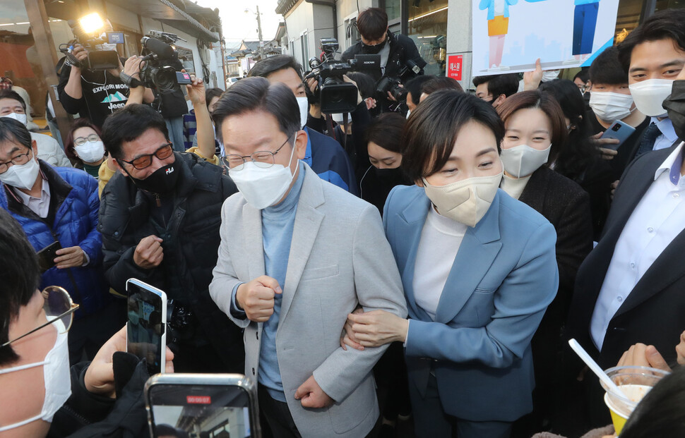 더불어민주당 이재명 대선후보와 부인 김혜경 씨가 10일 오후 여행객들이 즐겨 찾는 경북 경주시 황리단길을 걸으며 시민들과 인사하고 있다. 연합뉴스