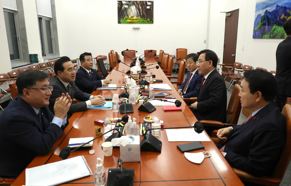 민의힘 주호영 원내대표와 더불어민주당 박홍근 원내대표 등 여야 지도부가 6일 오후 국회 예결위 소회의실에서 내년도 예산안을 논의하고 있다. 오른쪽부터 국민의힘 성일종 정책위의장, 주호영 원내대표, 이철규 예결위 간사, 더불어민주당 박정 예결위 간사, 박홍근 원내대표, 김성환 정책위의장. 연합뉴스