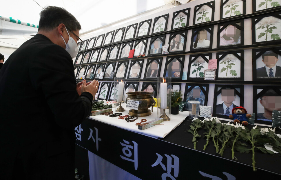 정순택 천주교 대주교가 18일 오후 서울 용산구 지하철 녹사평역에 마련된 이태원참사분향소를 찾아 기도하고 있다. 신소영 기자