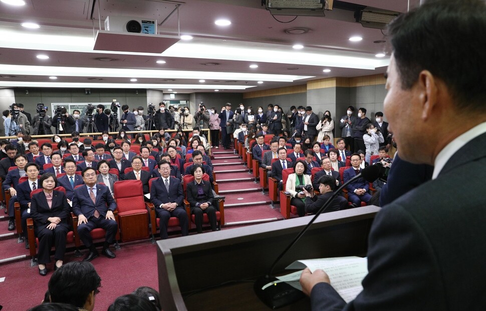 김진표 국회의장이 30일 오전 국회 의원회관에서 열린 초당적 정치개혁 의원모임 출범식에서 인사말을 하고 있다. 김봉규 선임기자