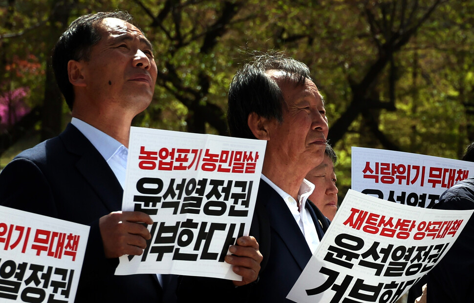 가톨릭농민회와 전국농민회총연맹 등 농민단체들로 이뤄진 ‘국민과 함께하는 농민의 길’ 회원들이 12일 오후 서울 용산구 전쟁기념관 앞에서 윤석열 대통령의 양곡관리법 개정안에 대한 거부권 행사는 농업포기 선언과 다름없다며 윤석열 정권에 대한 농민들의 거부권 행사 선포 기자회견을 하고 있다. 윤운식 선임기자