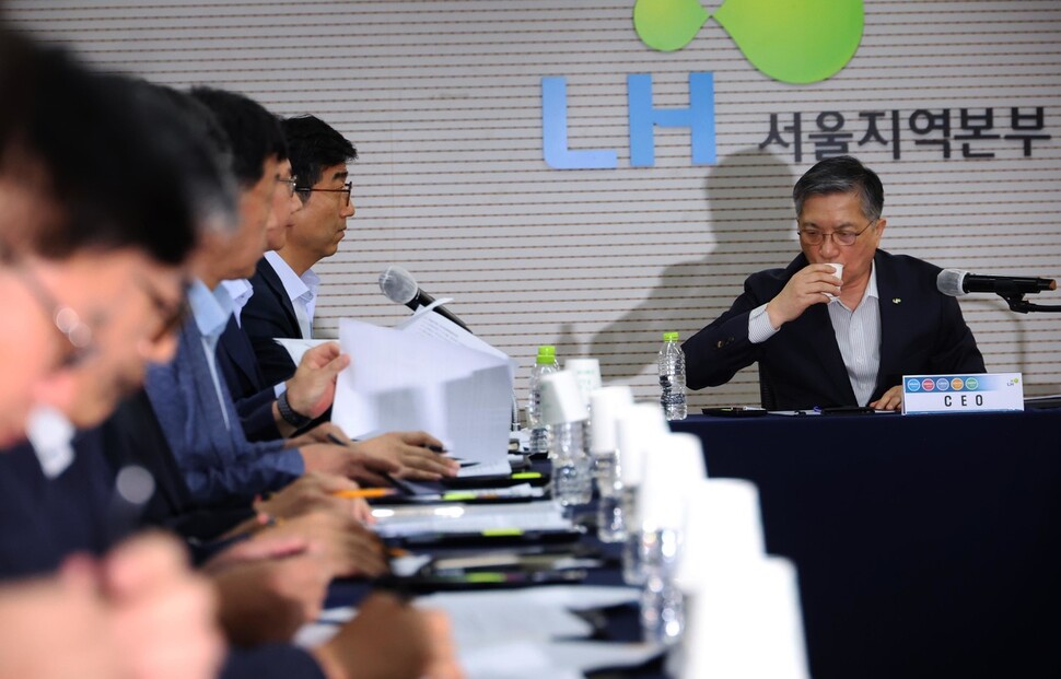 이한준 한국토지주택공사 사장이 물을 마시고 있다. 강창광 선임기자