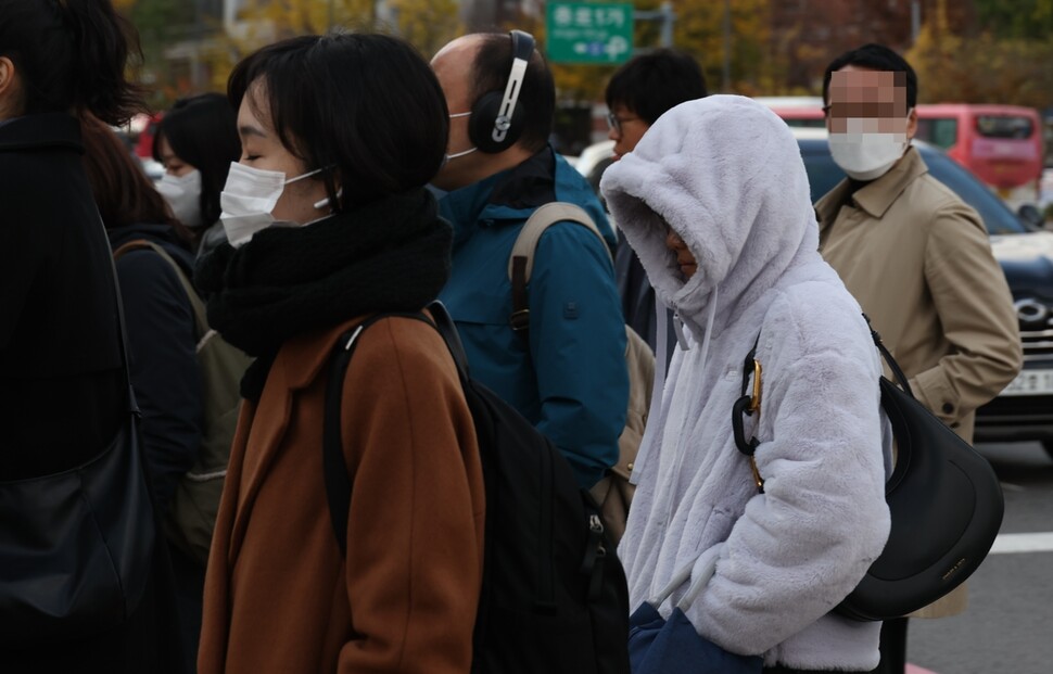 입동을 하루 앞두고 서울지역 최저기온이 3.8도까지 떨어진 7일 오전 서울 광화문 네거리에서 모자를 쓰고 목도리를 두른 시민들이 잔뜩 웅크린 채 출근길을 서두르고 있다. 김정효 기자