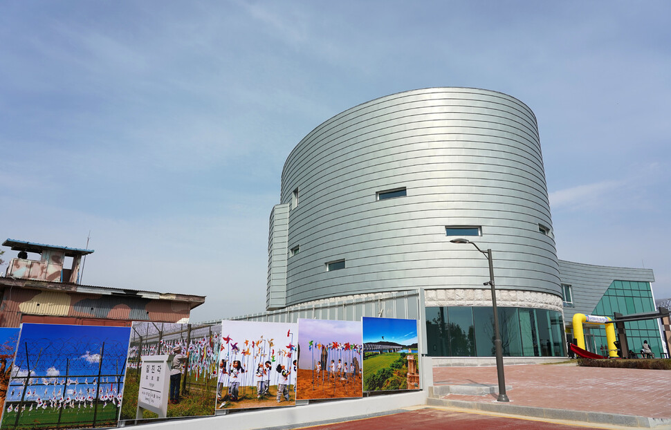 지난해 10월 새롭게 개장한 경기 파주시 민간인통제구역 안 도라전망대 모습.