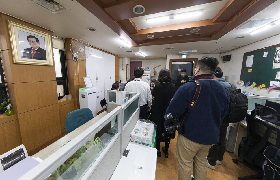 경기도가 지난 16일 확진자 2명이 발생한 경기도 과천시 별양상가2로 신천지 총회본부에 대한 깅제 역학 조사를 벌이고 있다.