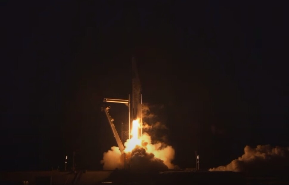 사상 최초의 민간 유인 우주선 크루원이 16일 오전 국제우주정거장을 향해 이륙하고 있다. 웹방송 갈무리