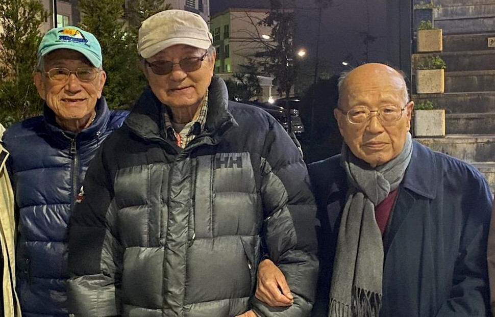 이기양씨의 친구이자 후배였던 조규하, 정하룡, 임재경(왼쪽부터)씨가 지난 20일 저녁 전북 고창에서 오랜만에 만났다. 김종철 선임기자