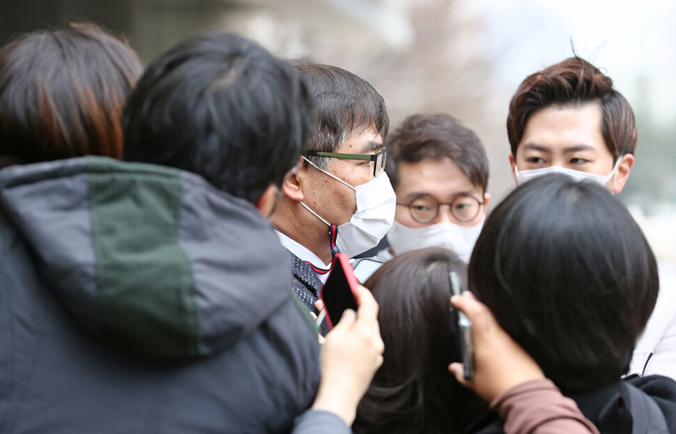 정경심 동양대 교수의 변호인 김칠준 변호사가 지난해 12월23일 오후 서울 서초구 서울중앙지법에서 열린 정 교수의 1심 선고 공판을 마친 뒤 취재진의 질문에 답하고 있다. 당시 재판부는 정씨의 딸인 조아무개씨가 부산대 의전원 입학 당시 제출한 동양대 표창장은 위조된 것으로 판단했다. 연합뉴스