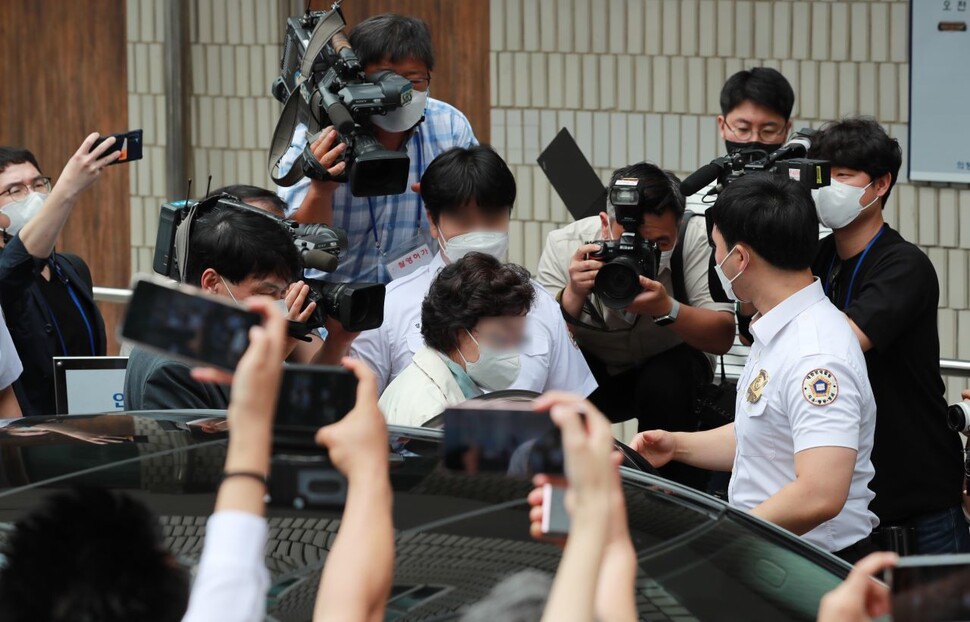 요양병원을 개설하고 요양급여를 편취한 혐의를 받는 윤석열 전 검찰총장의 장모 최아무개씨가 2일 경기도 의정부시 가능동 의정부지법에서 열린 1심 선고공판에 출석하고 있다. 연합뉴스