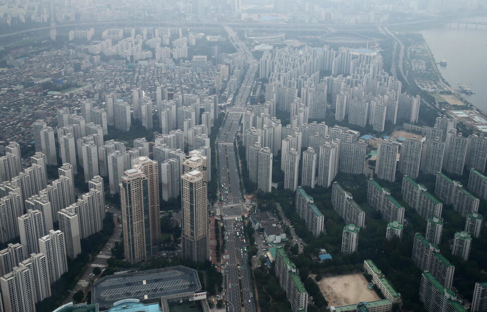 서울 송파구 롯데월드타워전망대 서울스카이에서 바라본 주변 아파트 단지의 모습. 연합뉴스