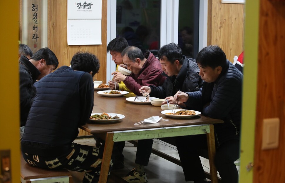 효성첨단소재 해고노동자들이 꿀잠에서 저녁식사를 하고 있다. 박종식 기자