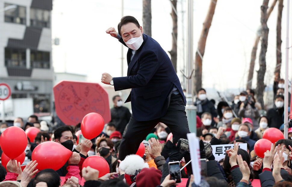 국민의힘 윤석열 대선 후보가 22일 오후 충남 보령시 보령문화의전당 앞에서 열린 유세에서 어퍼컷 세리머니를 하고 있다. 공동취재사진