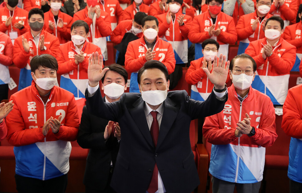 윤석열 대통령 당선자가 10일 새벽 국회도서관에 마련된 ‘국민의힘 제 20대 대통령선거 개표상황실'을 찾아 손들어 인사하고 있다. 공동취재사진