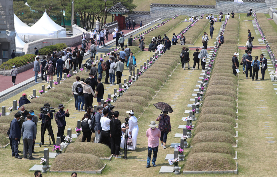 18일 오전 광주 북구 운정동 국립5·18민주묘지에서 열린 제42주년 5·18민주화운동 기념식이 끝난 뒤 시민들이 참배하고 있다. 광주/김정효 기자