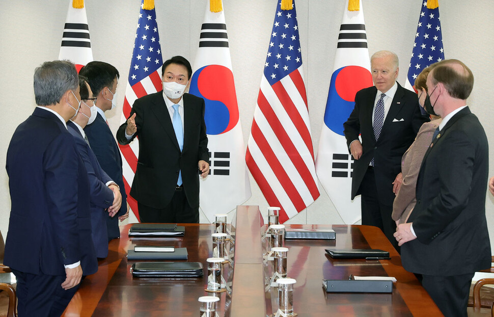 윤석열 대통령과 조 바이든 미국 대통령이 21일 서울 용산 대통령실에서 열린 확대 정상회담에서 참석자들과 인사를 나누고 있다. 대통령실사진기자단