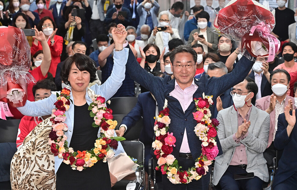 6·1 지방선거가 시행된 1일 오후 국민의힘 유정복 인천시장 후보(오른쪽)가 득표율에서 경쟁자 더불어민주당 박남춘 후보를 크게 앞서자 인천시 미추홀구 자신의 선거사무소에서 꽃목걸이를 받고 아내 최은영씨와 환호하고 있다. 연합뉴스