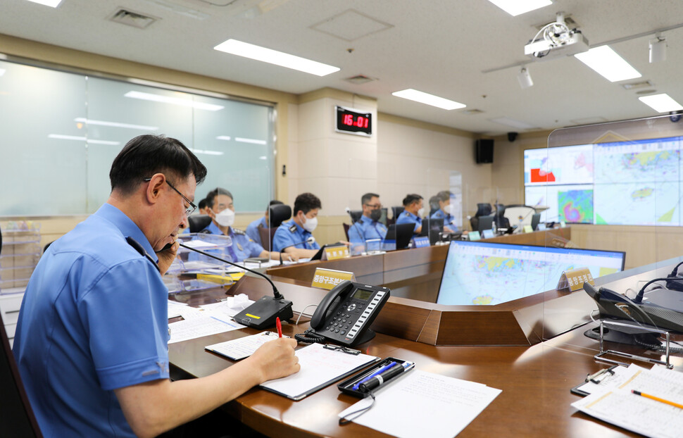 윤석열 대통령이 5일 정봉훈 해양경찰청장과 통화를 통해 태풍 힌남노 관련 해경의 대비태세를 점검하고, “최악의 상황을 가정해서 최선을 다해 대응할 것”을 지시하였다고 해양경찰청이 밝혔다. 사진은 윤석열 대통령과 통화하는 정봉훈 해양경찰청장의 모습이다. 해양경찰청 제공