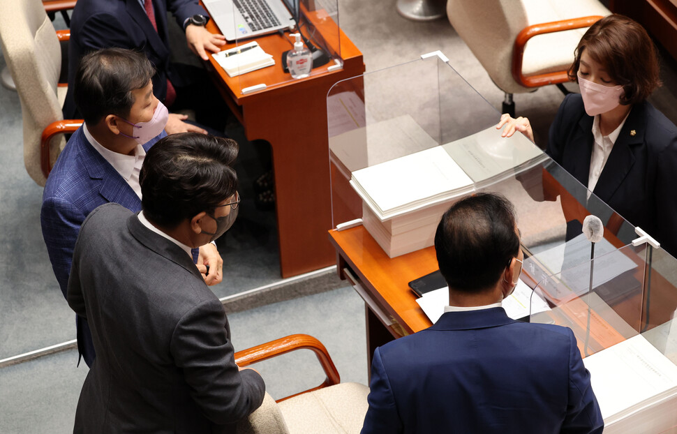 5일 국회에서 열린 예산결산특별위원회 비경제부처 대상 전체회의에서 국민의힘 권성동 원내대표가 의원들과 대화하고 있다. 공동취재사진