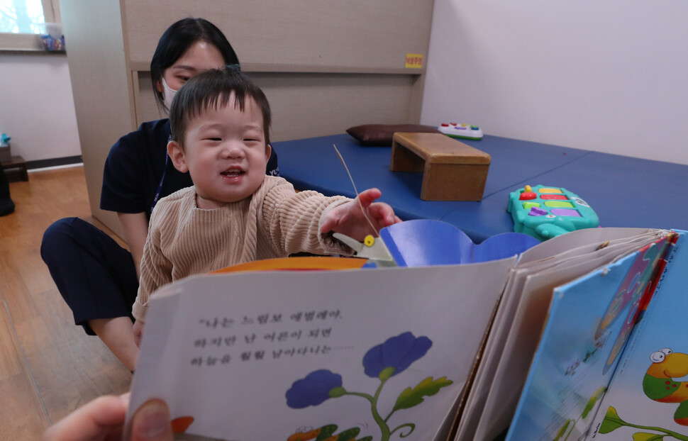 은우가 지난달 27일 오후 대구 남구 대명동 영남대학교병원에서 물리치료를 받고 있다. 김정효 기자 hyopd@hani.co.kr