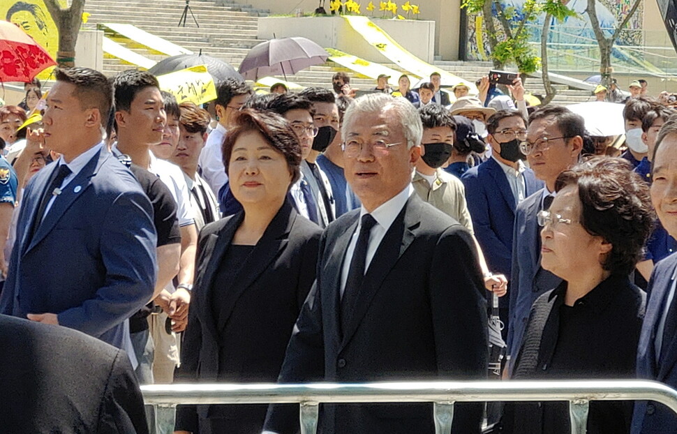 문재인 전 대통령 부부와 노무현 전 대통령 부인 권양숙 여사가 함께 노 전 대통령 추도식장에 들어서고 있다. 최상원 기자