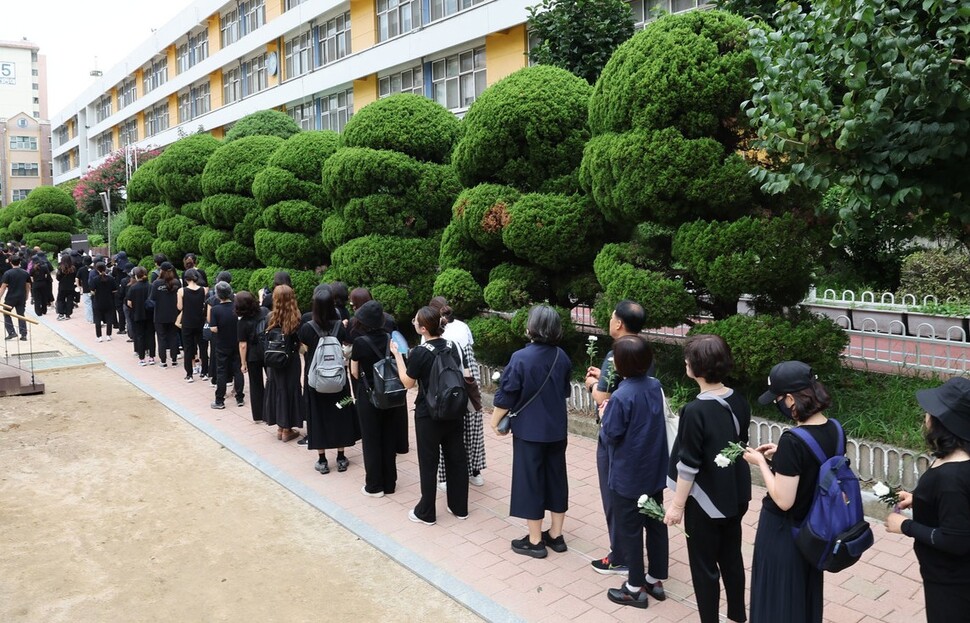 지난 7월 19일 서울 서초구의 한 초등학교에서 세상을 등진 교사의 49재인 4일 오후 교실 앞에 마련된 공간에 추모하기 위해 시민들이 길게 줄을 서고 있다. 백소아 기자