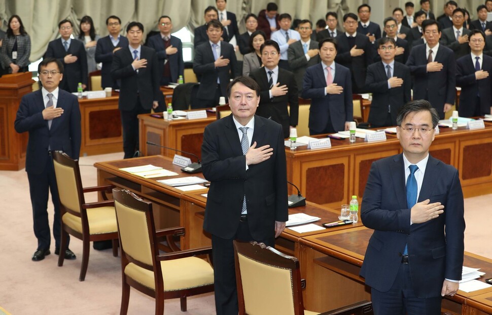 윤석열 검찰총장이 10일 오전 서울 서초동 대검찰청에서 열린 전국 지검장 및 선거 담당 부장검사 회의에서 국기에 대한 경례를 하고 있다. 박종식 기자